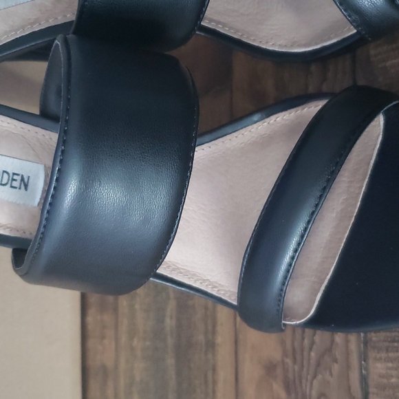STEVE MADDEN "SWAN" HEELS - Picture 4 of 7